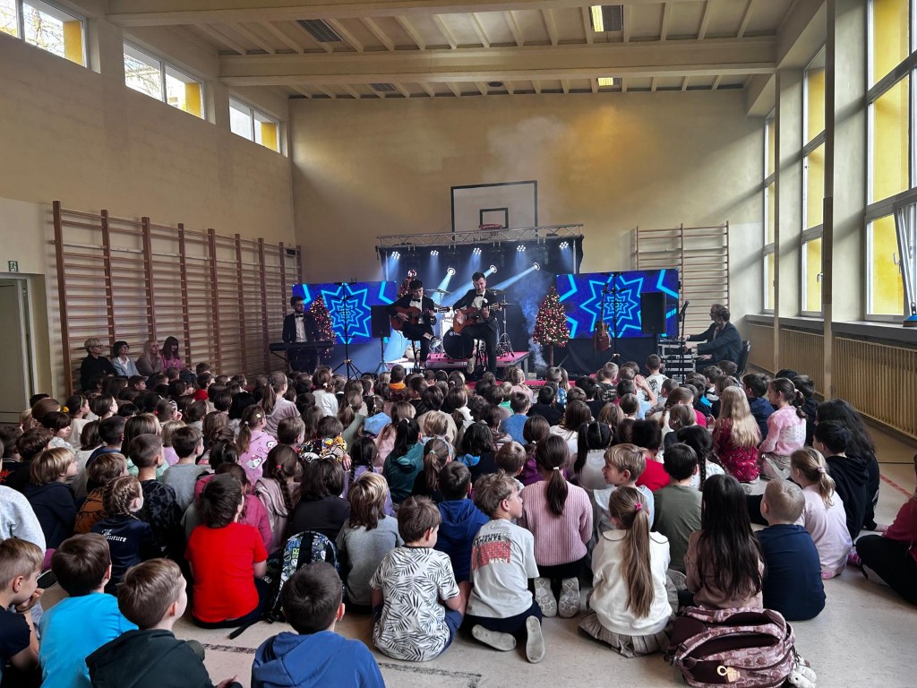 18 listopada klasy młodsze uczestniczyły w drugim koncercie Szkoły Muzycznej YAMAHA. Tym razem muzycy zaprezentowali nam instrumenty strunowe: gitarę klasyczną, akustyczną, elektryczną i basową oraz ukulele, mandolinę i banjo.