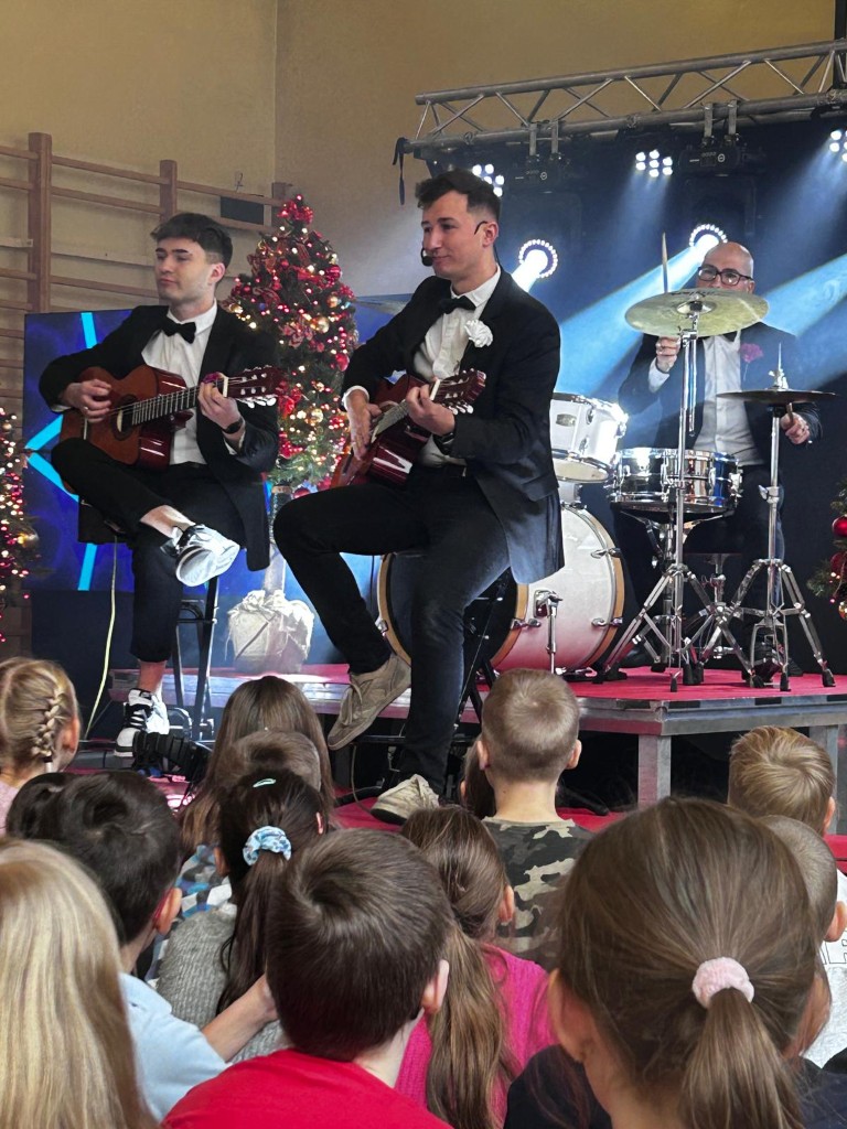 18 listopada klasy młodsze uczestniczyły w drugim koncercie Szkoły Muzycznej YAMAHA. Tym razem muzycy zaprezentowali nam instrumenty strunowe: gitarę klasyczną, akustyczną, elektryczną i basową oraz ukulele, mandolinę i banjo.