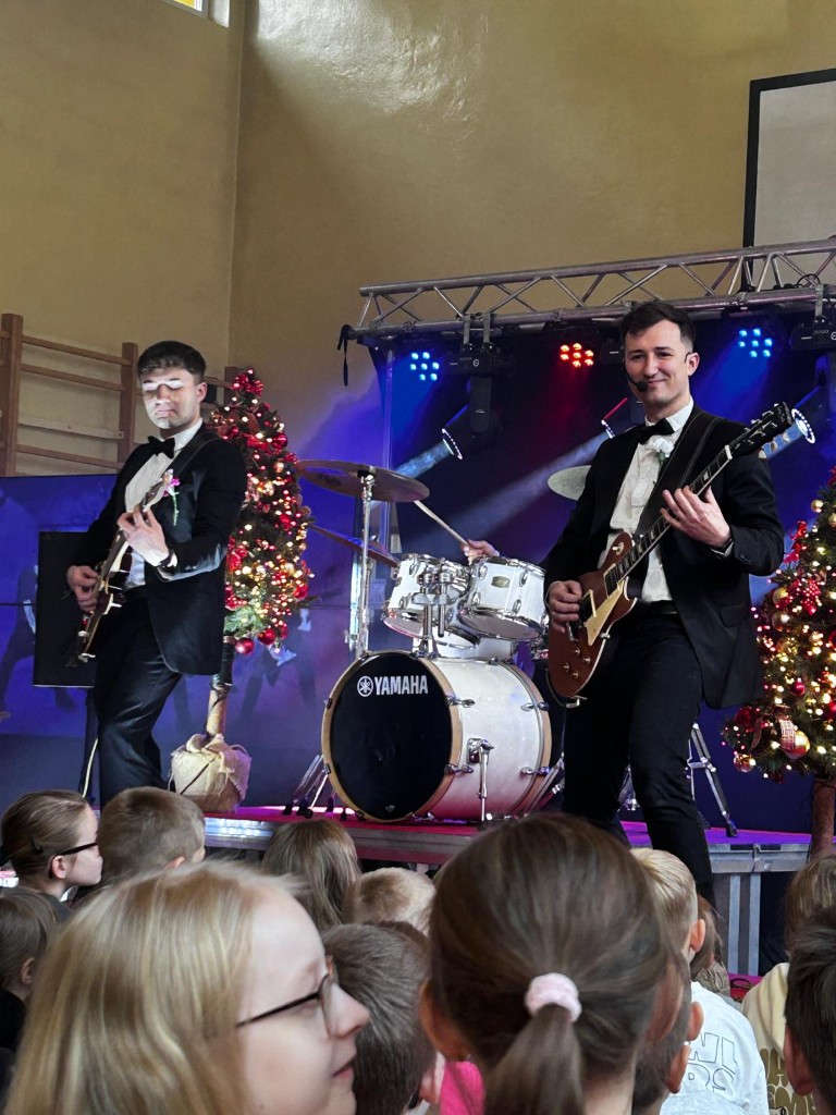 18 listopada klasy młodsze uczestniczyły w drugim koncercie Szkoły Muzycznej YAMAHA. Tym razem muzycy zaprezentowali nam instrumenty strunowe: gitarę klasyczną, akustyczną, elektryczną i basową oraz ukulele, mandolinę i banjo.