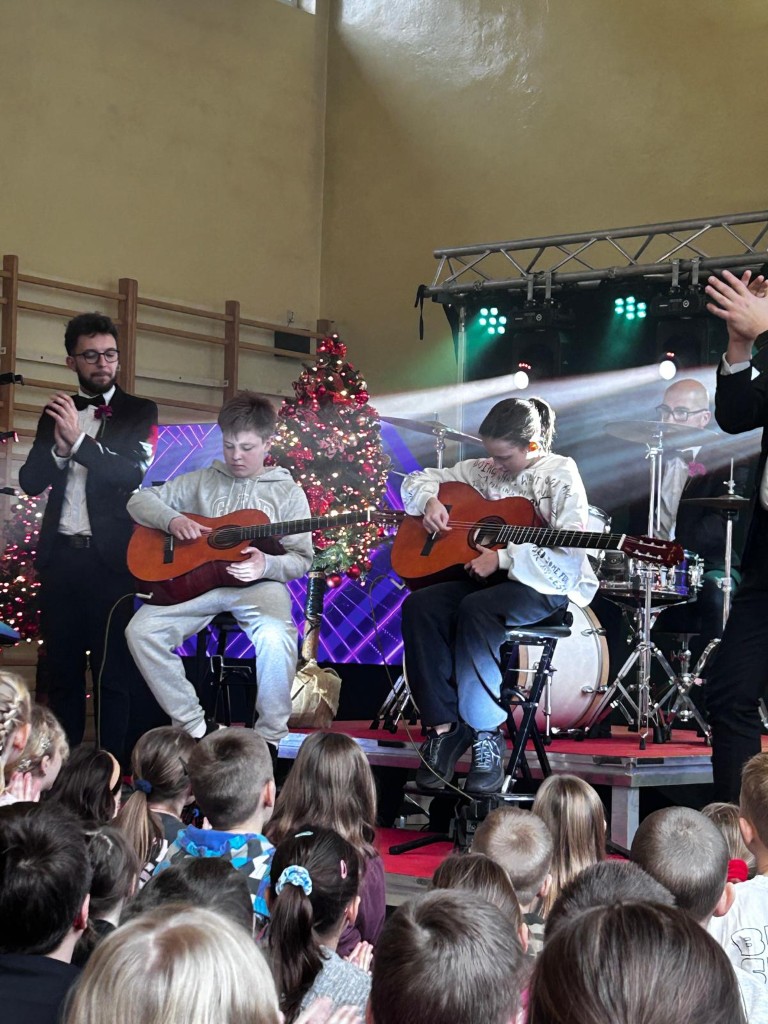 18 listopada klasy młodsze uczestniczyły w drugim koncercie Szkoły Muzycznej YAMAHA. Tym razem muzycy zaprezentowali nam instrumenty strunowe: gitarę klasyczną, akustyczną, elektryczną i basową oraz ukulele, mandolinę i banjo.