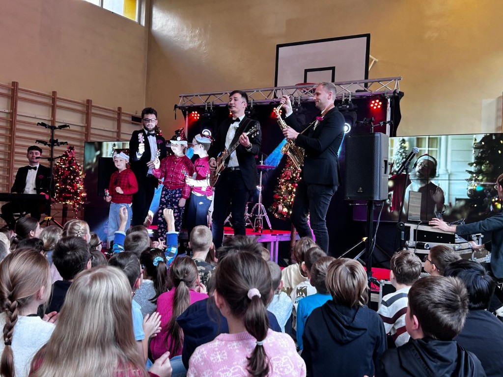 18 listopada klasy młodsze uczestniczyły w drugim koncercie Szkoły Muzycznej YAMAHA. Tym razem muzycy zaprezentowali nam instrumenty strunowe: gitarę klasyczną, akustyczną, elektryczną i basową oraz ukulele, mandolinę i banjo.