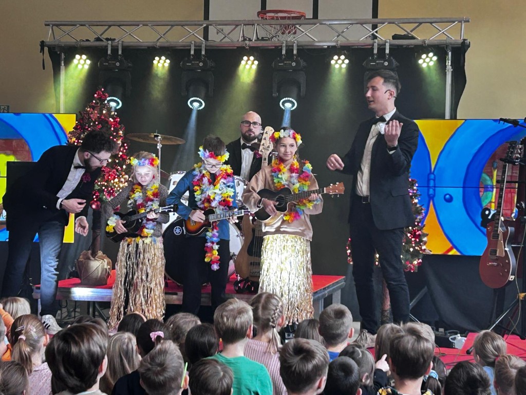 18 listopada klasy młodsze uczestniczyły w drugim koncercie Szkoły Muzycznej YAMAHA. Tym razem muzycy zaprezentowali nam instrumenty strunowe: gitarę klasyczną, akustyczną, elektryczną i basową oraz ukulele, mandolinę i banjo.