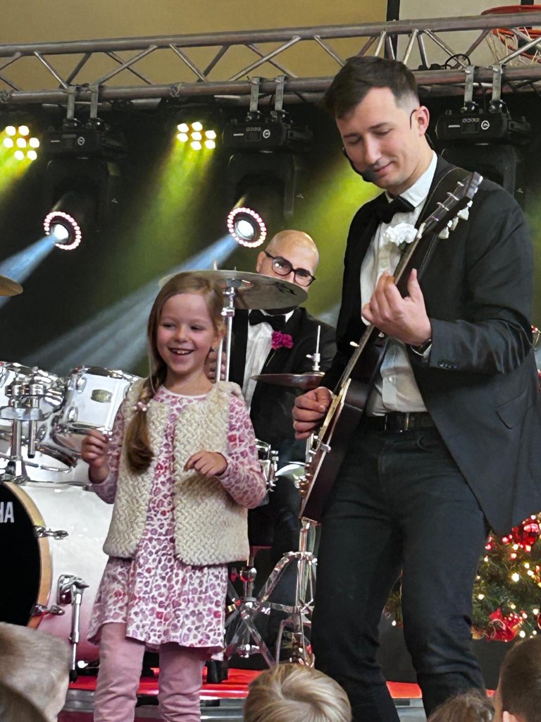 18 listopada klasy młodsze uczestniczyły w drugim koncercie Szkoły Muzycznej YAMAHA. Tym razem muzycy zaprezentowali nam instrumenty strunowe: gitarę klasyczną, akustyczną, elektryczną i basową oraz ukulele, mandolinę i banjo.