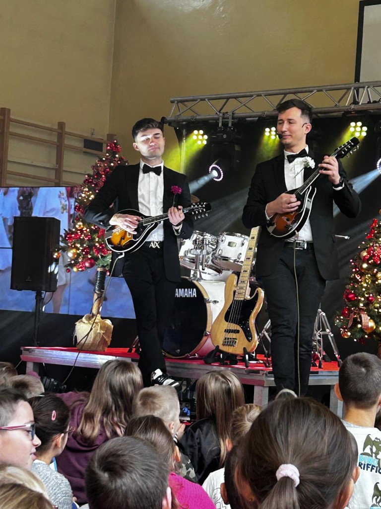 18 listopada klasy młodsze uczestniczyły w drugim koncercie Szkoły Muzycznej YAMAHA. Tym razem muzycy zaprezentowali nam instrumenty strunowe: gitarę klasyczną, akustyczną, elektryczną i basową oraz ukulele, mandolinę i banjo.