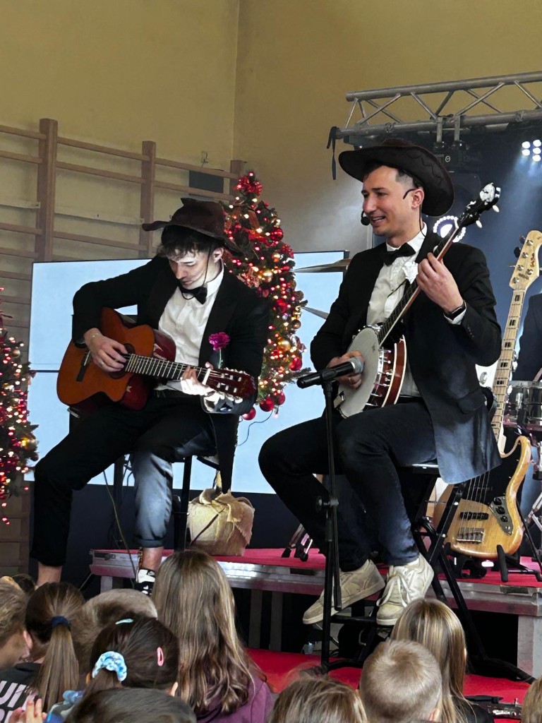 18 listopada klasy młodsze uczestniczyły w drugim koncercie Szkoły Muzycznej YAMAHA. Tym razem muzycy zaprezentowali nam instrumenty strunowe: gitarę klasyczną, akustyczną, elektryczną i basową oraz ukulele, mandolinę i banjo.