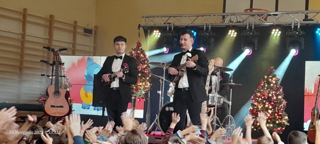 18 listopada klasy młodsze uczestniczyły w drugim koncercie Szkoły Muzycznej YAMAHA. Tym razem muzycy zaprezentowali nam instrumenty strunowe: gitarę klasyczną, akustyczną, elektryczną i basową oraz ukulele, mandolinę i banjo.