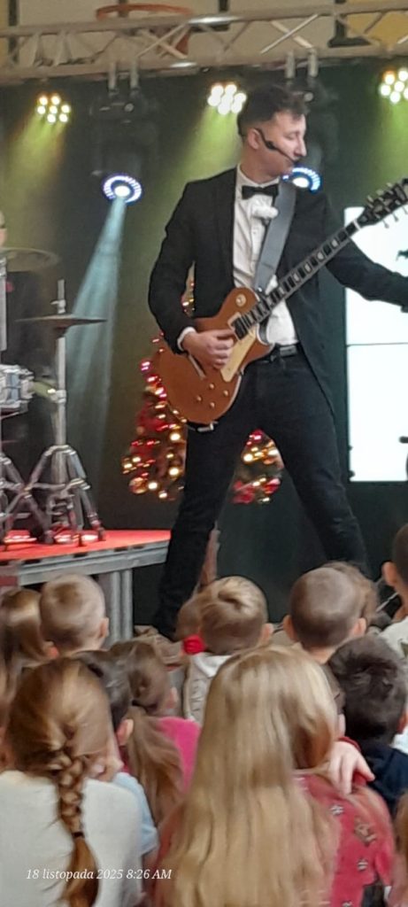 18 listopada klasy młodsze uczestniczyły w drugim koncercie Szkoły Muzycznej YAMAHA. Tym razem muzycy zaprezentowali nam instrumenty strunowe: gitarę klasyczną, akustyczną, elektryczną i basową oraz ukulele, mandolinę i banjo.