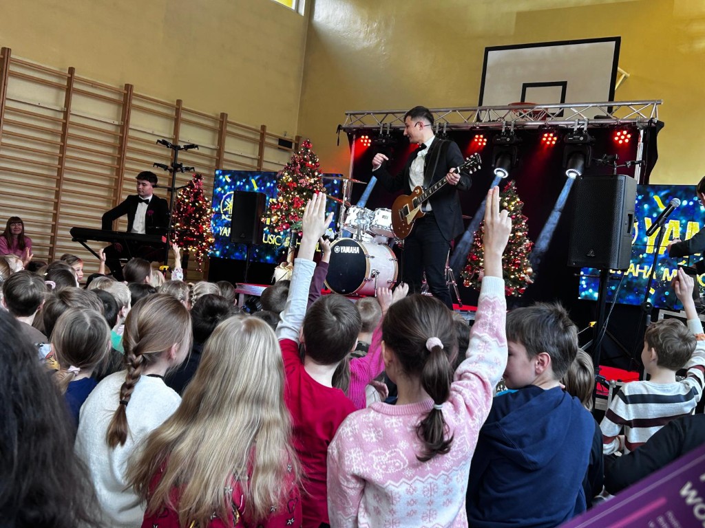 18 listopada klasy młodsze uczestniczyły w drugim koncercie Szkoły Muzycznej YAMAHA. Tym razem muzycy zaprezentowali nam instrumenty strunowe: gitarę klasyczną, akustyczną, elektryczną i basową oraz ukulele, mandolinę i banjo.