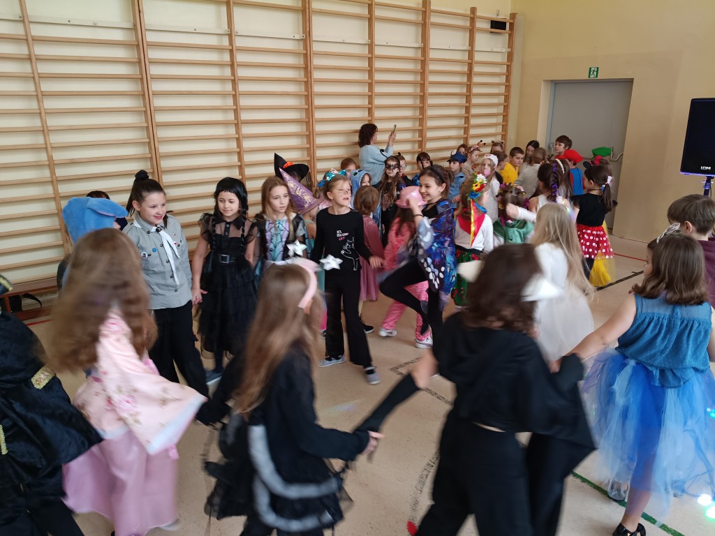 Wspaniała zabawa karnawałowa dla naszych najmłodszych uczniów już za nami!