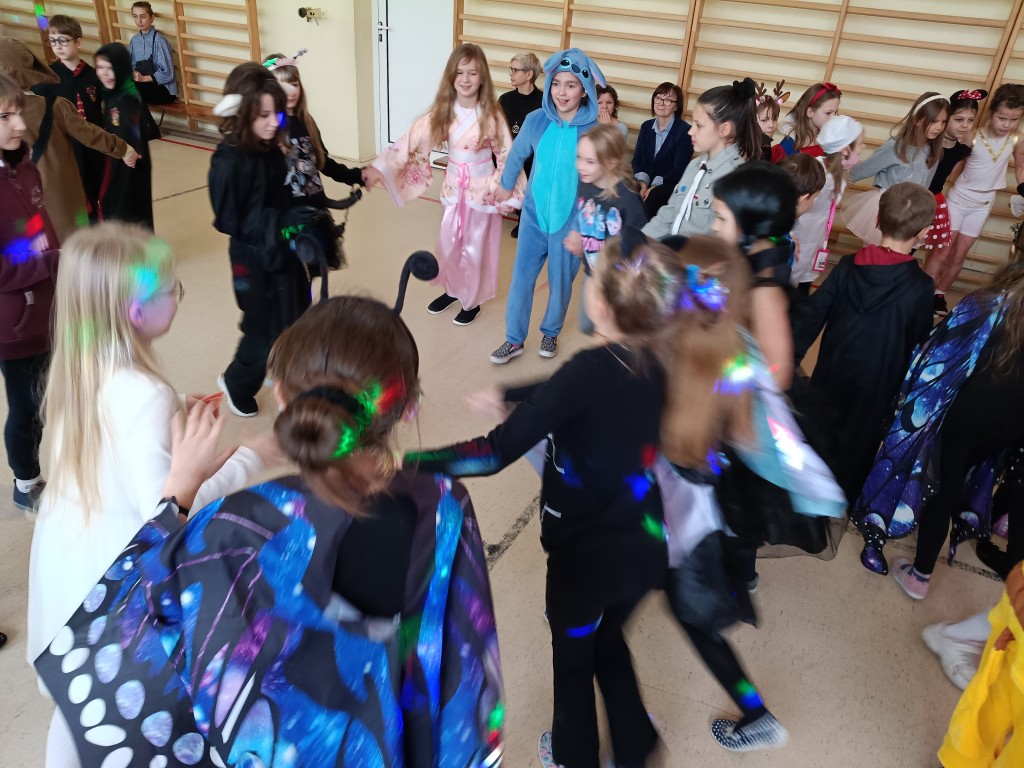 Wspaniała zabawa karnawałowa dla naszych najmłodszych uczniów już za nami!