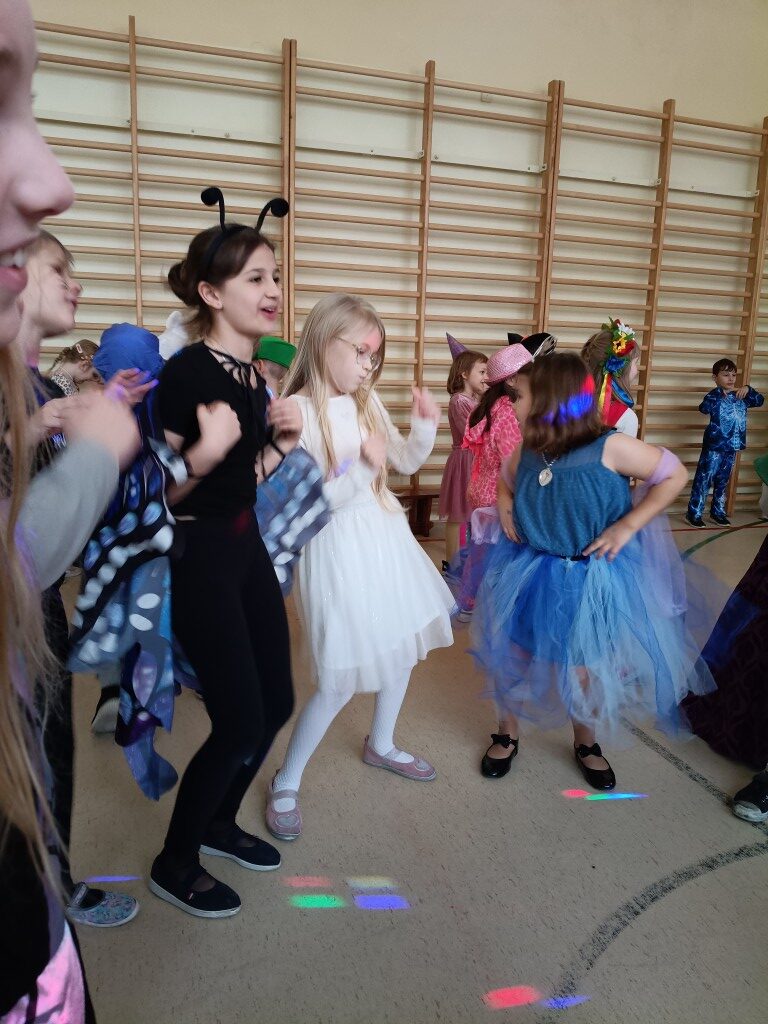 Wspaniała zabawa karnawałowa dla naszych najmłodszych uczniów już za nami!