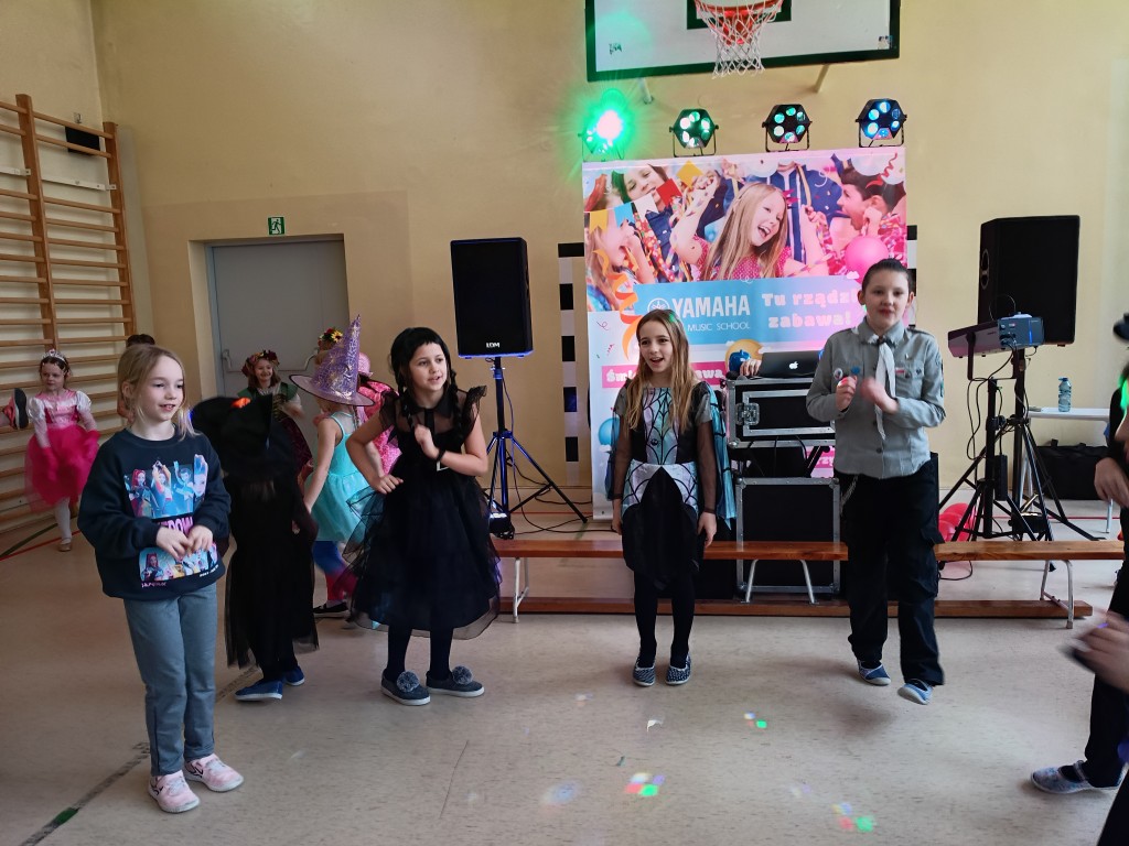 Wspaniała zabawa karnawałowa dla naszych najmłodszych uczniów już za nami!