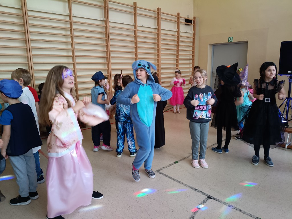 Wspaniała zabawa karnawałowa dla naszych najmłodszych uczniów już za nami!