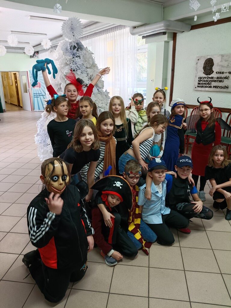 Choinka była na dwóch balach karnawałowych, a zdjęcia pokazują, jak na jej tle prezentują się przebrania rozbawionych uczniów.