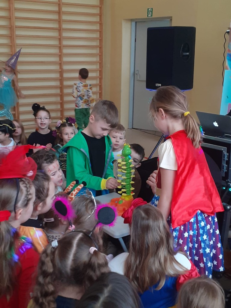 Wspaniała zabawa karnawałowa dla naszych najmłodszych uczniów już za nami!