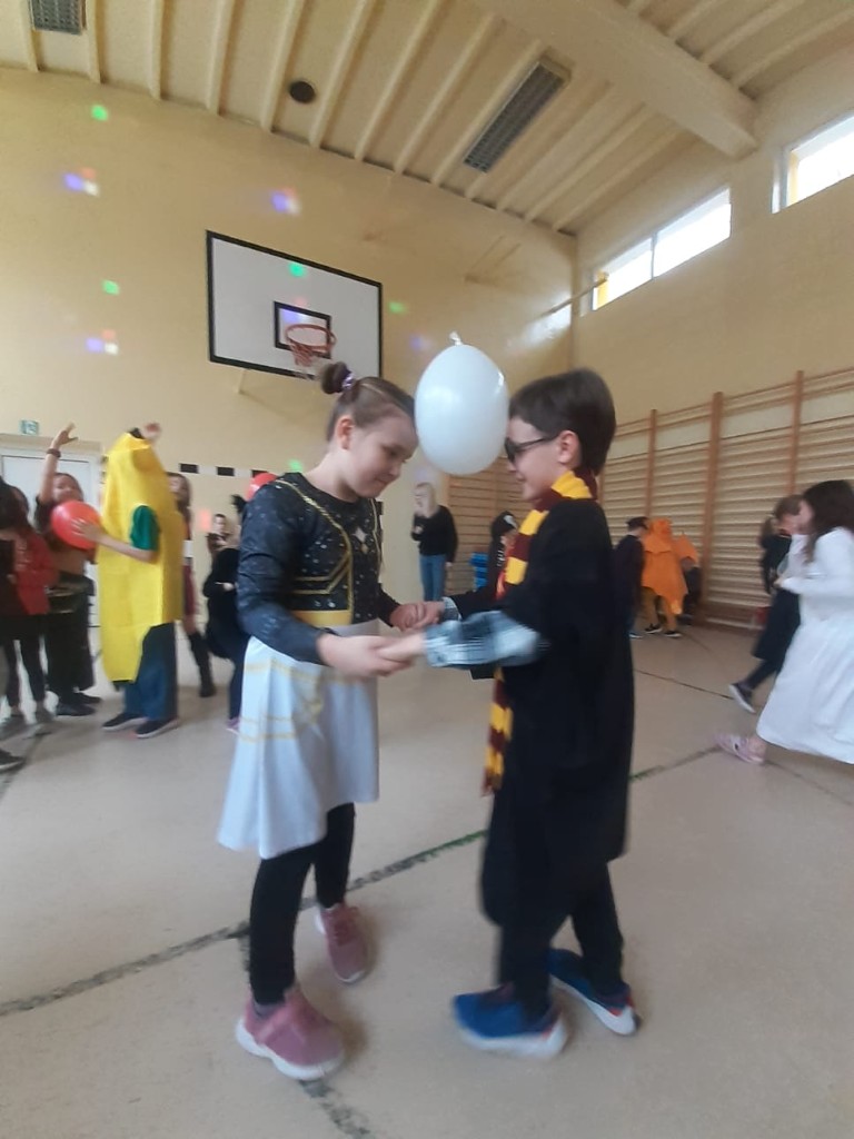 Wspaniała zabawa karnawałowa dla naszych najmłodszych uczniów już za nami!