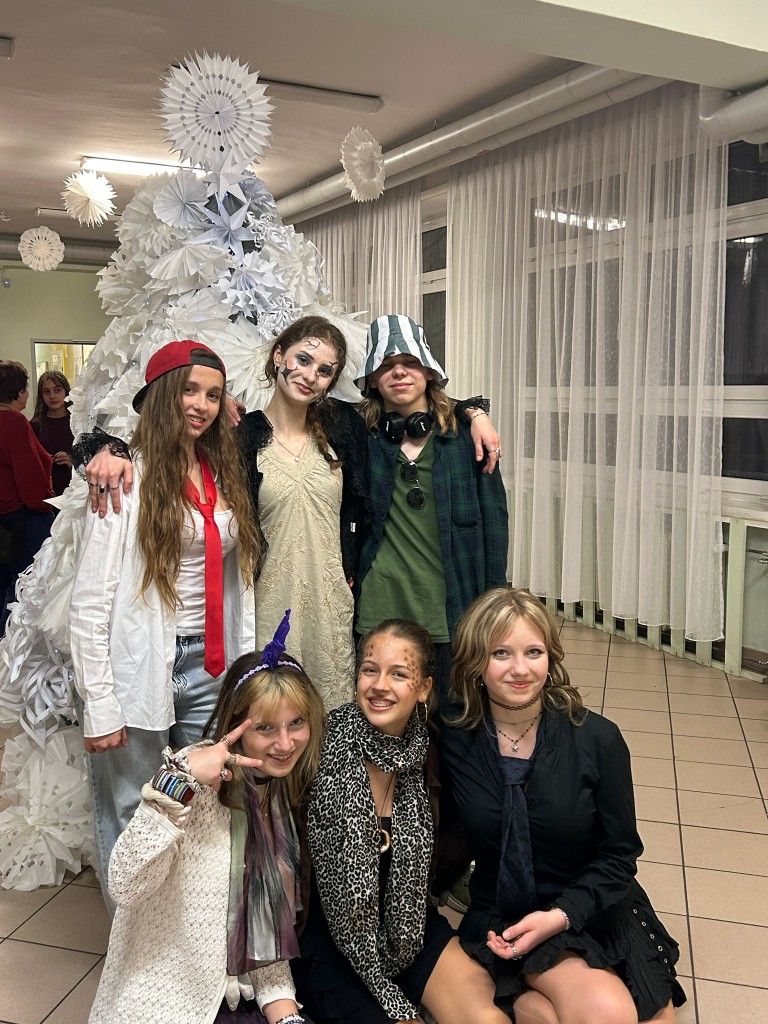 Choinka była na dwóch balach karnawałowych, a zdjęcia pokazują, jak na jej tle prezentują się przebrania rozbawionych uczniów.