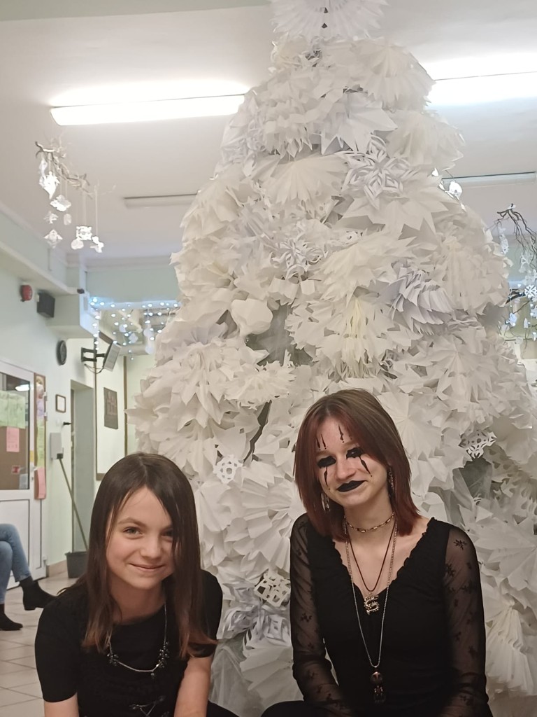 Choinka była na dwóch balach karnawałowych, a zdjęcia pokazują, jak na jej tle prezentują się przebrania rozbawionych uczniów.