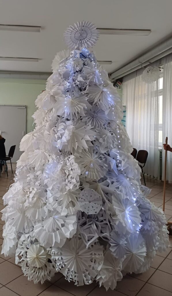 Choinka była na dwóch balach karnawałowych, a zdjęcia pokazują, jak na jej tle prezentują się przebrania rozbawionych uczniów.