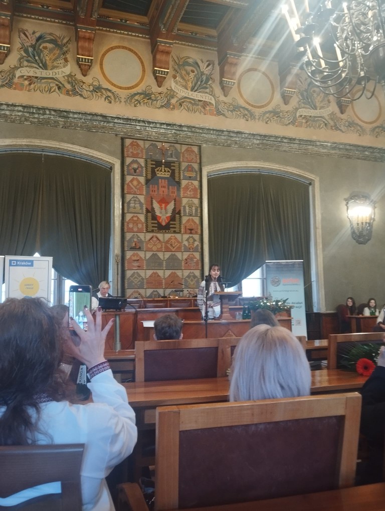 5 grudnia 2025 roku odbyła się Druga Krakowska Konferencja Dzieci i Młodzieży pod hasłem „Wolontariat dziecięcy i młodzieżowy a rozwój kompetencji kluczowych”.