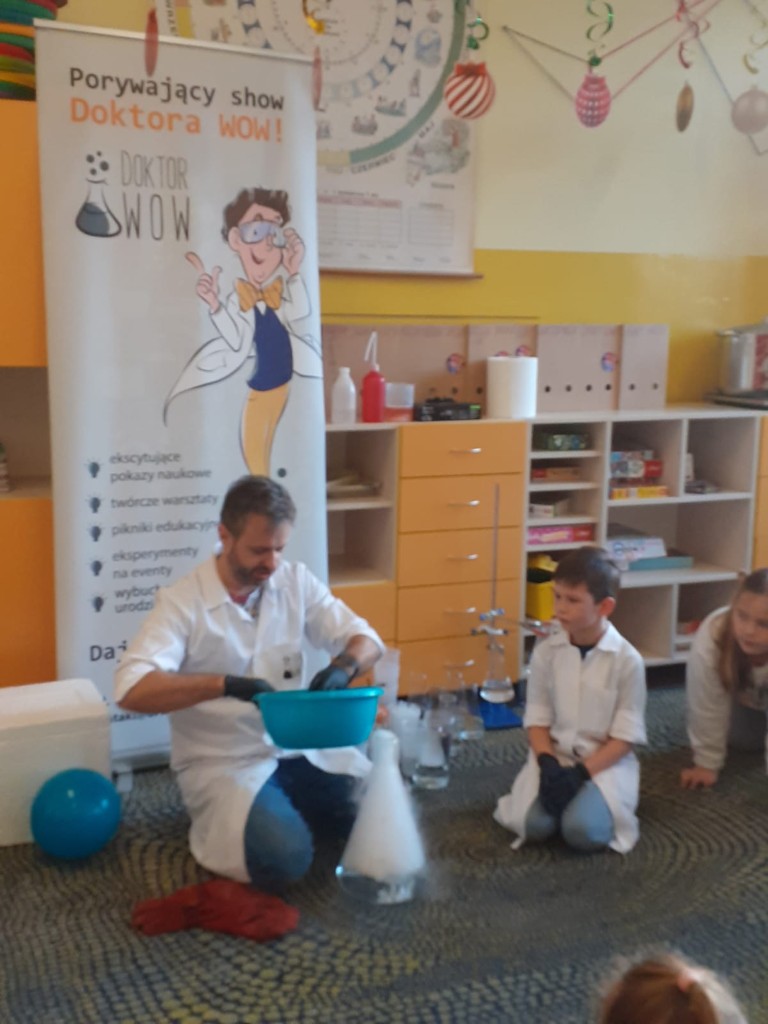 18 Xll 2025r  w ramach urodzin jednego z uczniów klasę 2b odwiedził Doktor Wow