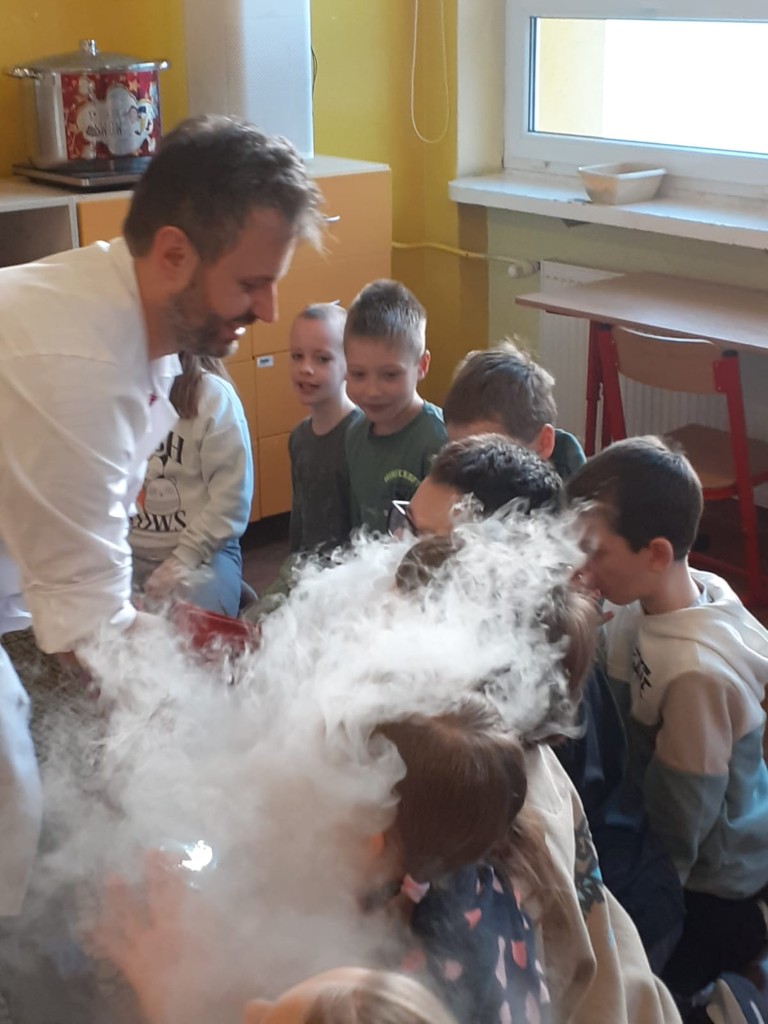 18 Xll 2025r  w ramach urodzin jednego z uczniów klasę 2b odwiedził Doktor Wow