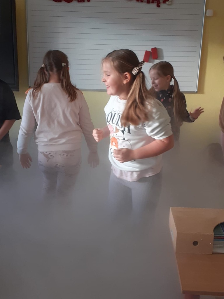 18 Xll 2025r  w ramach urodzin jednego z uczniów klasę 2b odwiedził Doktor Wow