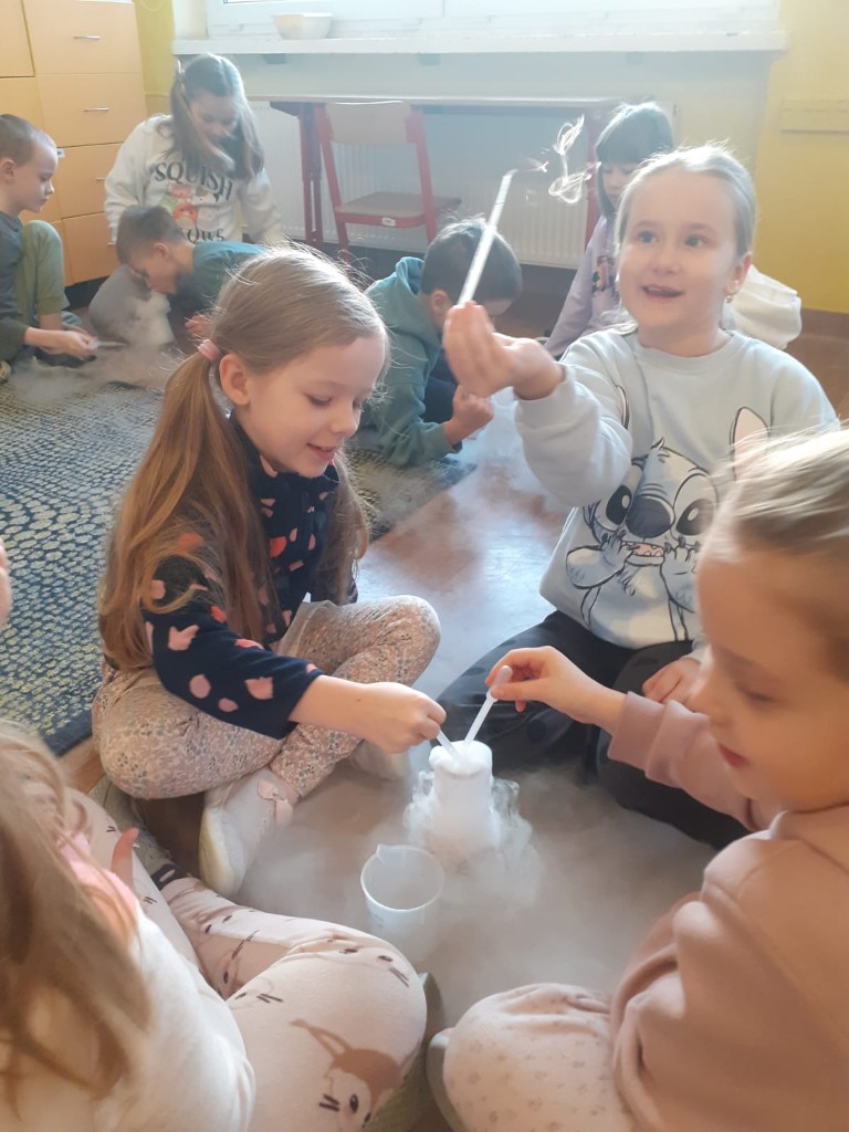 18 Xll 2025r  w ramach urodzin jednego z uczniów klasę 2b odwiedził Doktor Wow