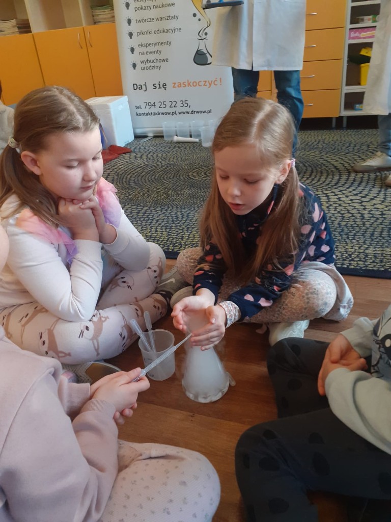 18 Xll 2025r  w ramach urodzin jednego z uczniów klasę 2b odwiedził Doktor Wow