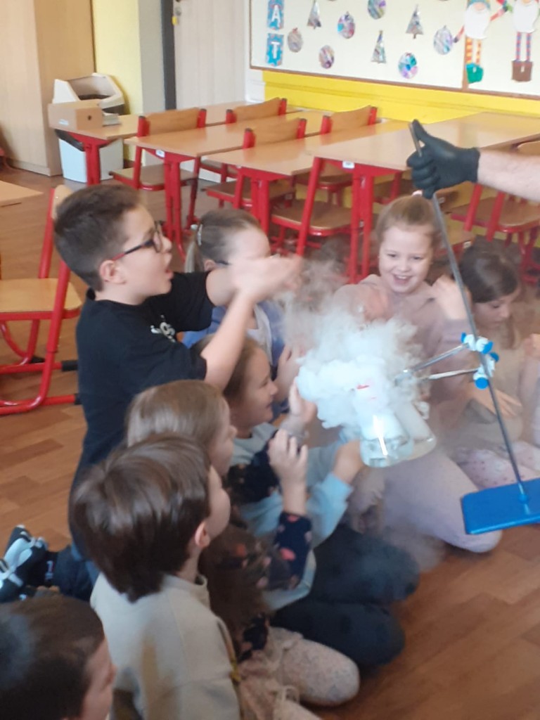 18 Xll 2025r  w ramach urodzin jednego z uczniów klasę 2b odwiedził Doktor Wow