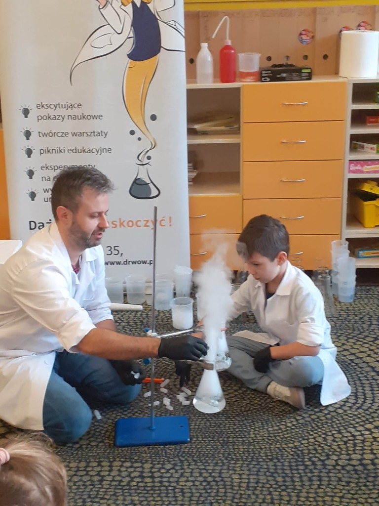 18 Xll 2025r  w ramach urodzin jednego z uczniów klasę 2b odwiedził Doktor Wow