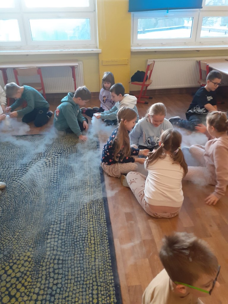 18 Xll 2025r  w ramach urodzin jednego z uczniów klasę 2b odwiedził Doktor Wow