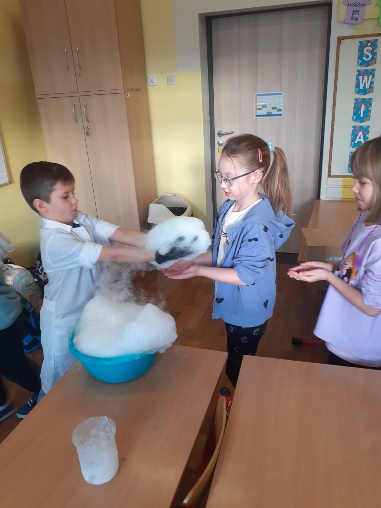 18 Xll 2025r  w ramach urodzin jednego z uczniów klasę 2b odwiedził Doktor Wow