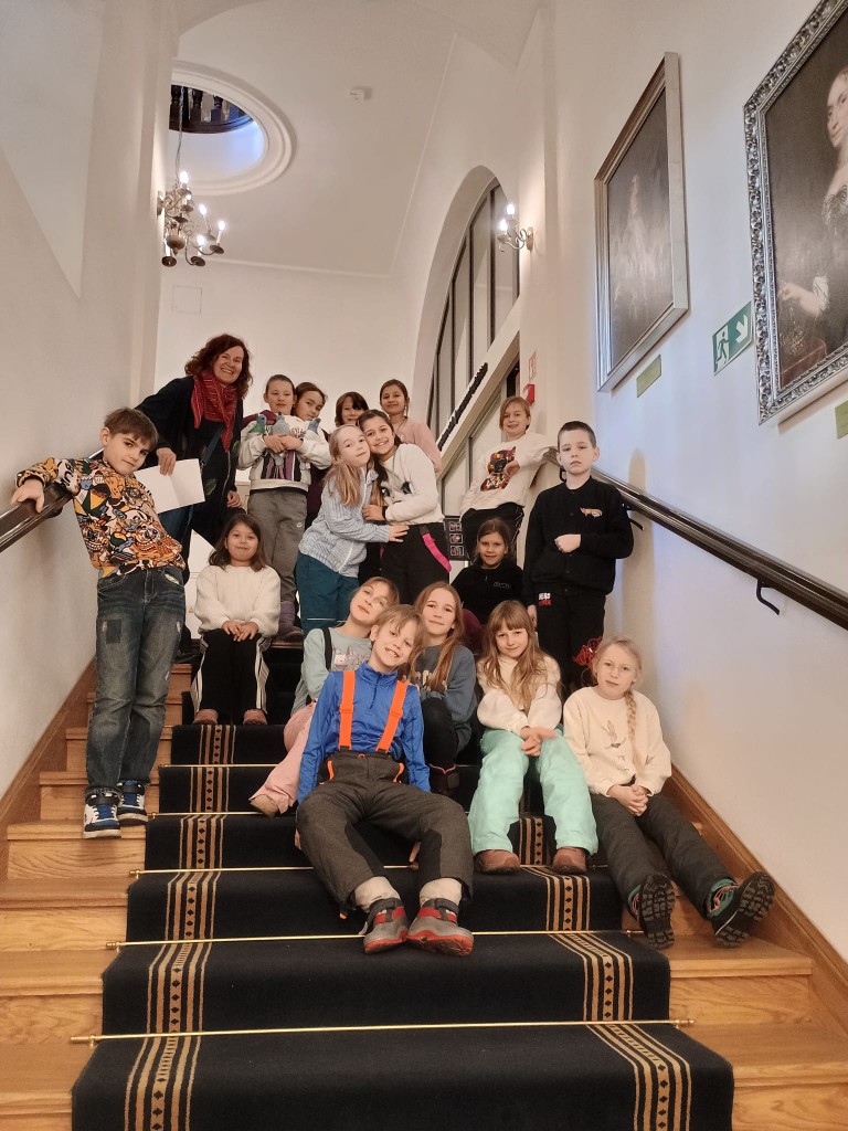 Od połowy grudnia klasa 3c, po zapoznaniu się z tradycją tworzenia szopek w naszym regionie oraz obejrzeniu wielu zdjęć w Internecie, przystąpiła do tworzenia własnych prac. 