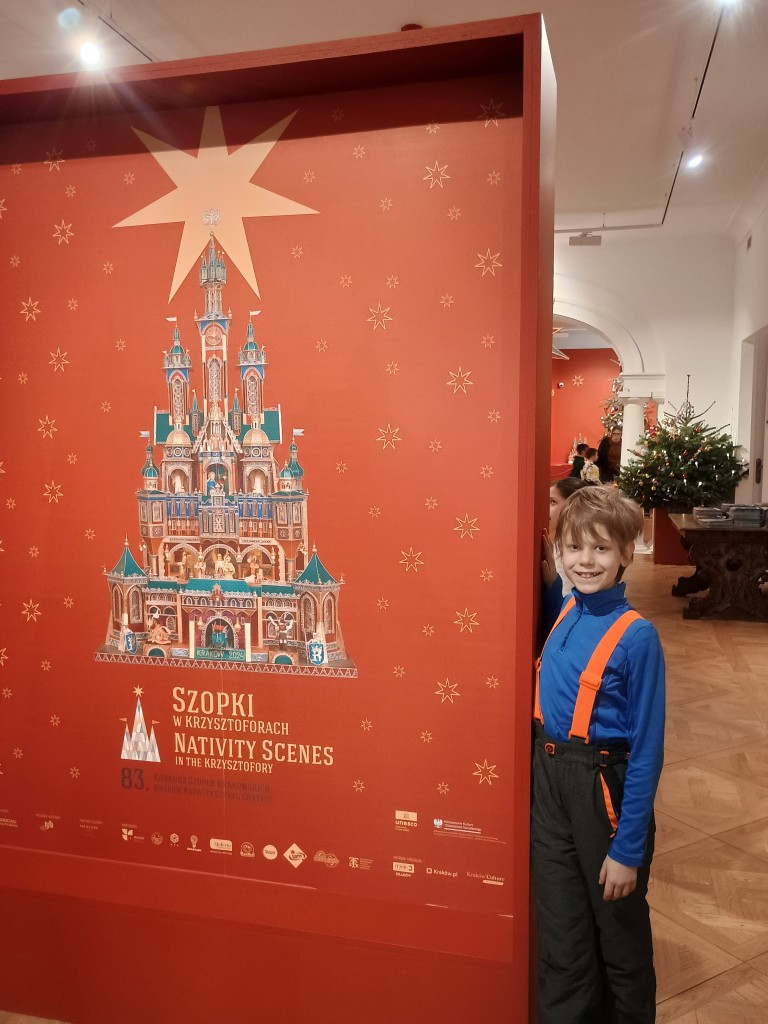 Od połowy grudnia klasa 3c, po zapoznaniu się z tradycją tworzenia szopek w naszym regionie oraz obejrzeniu wielu zdjęć w Internecie, przystąpiła do tworzenia własnych prac. 