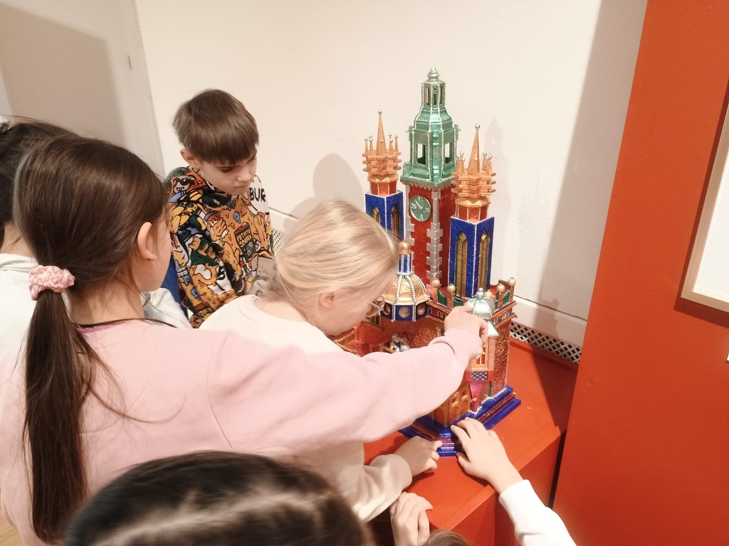 Od połowy grudnia klasa 3c, po zapoznaniu się z tradycją tworzenia szopek w naszym regionie oraz obejrzeniu wielu zdjęć w Internecie, przystąpiła do tworzenia własnych prac. 