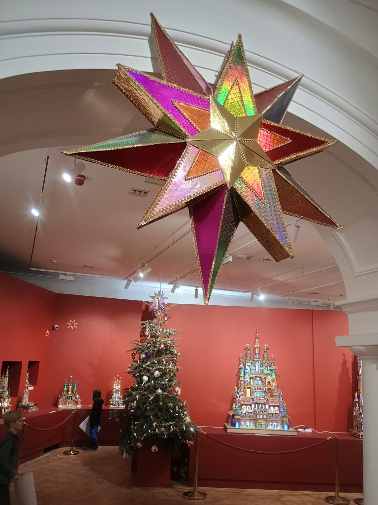 Od połowy grudnia klasa 3c, po zapoznaniu się z tradycją tworzenia szopek w naszym regionie oraz obejrzeniu wielu zdjęć w Internecie, przystąpiła do tworzenia własnych prac. 