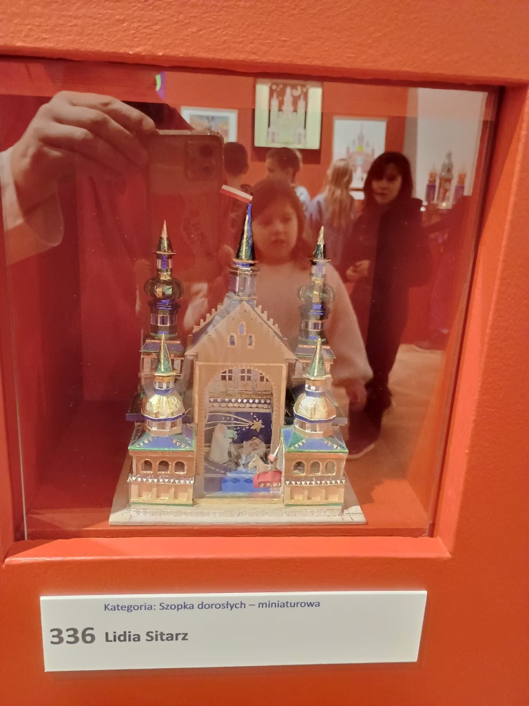 Od połowy grudnia klasa 3c, po zapoznaniu się z tradycją tworzenia szopek w naszym regionie oraz obejrzeniu wielu zdjęć w Internecie, przystąpiła do tworzenia własnych prac. 