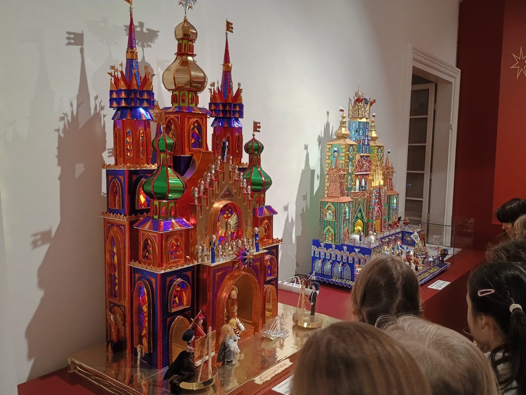 Od połowy grudnia klasa 3c, po zapoznaniu się z tradycją tworzenia szopek w naszym regionie oraz obejrzeniu wielu zdjęć w Internecie, przystąpiła do tworzenia własnych prac. 