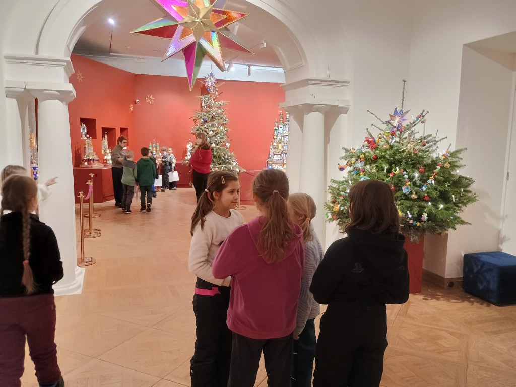 Od połowy grudnia klasa 3c, po zapoznaniu się z tradycją tworzenia szopek w naszym regionie oraz obejrzeniu wielu zdjęć w Internecie, przystąpiła do tworzenia własnych prac. 