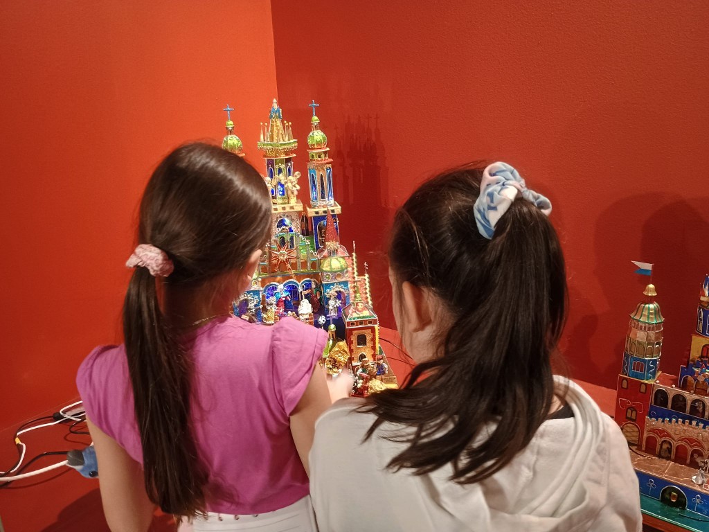 Od połowy grudnia klasa 3c, po zapoznaniu się z tradycją tworzenia szopek w naszym regionie oraz obejrzeniu wielu zdjęć w Internecie, przystąpiła do tworzenia własnych prac. 