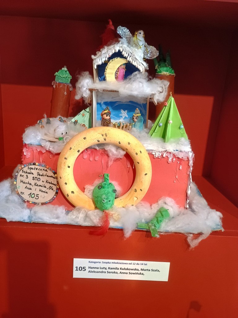 Od połowy grudnia klasa 3c, po zapoznaniu się z tradycją tworzenia szopek w naszym regionie oraz obejrzeniu wielu zdjęć w Internecie, przystąpiła do tworzenia własnych prac. 