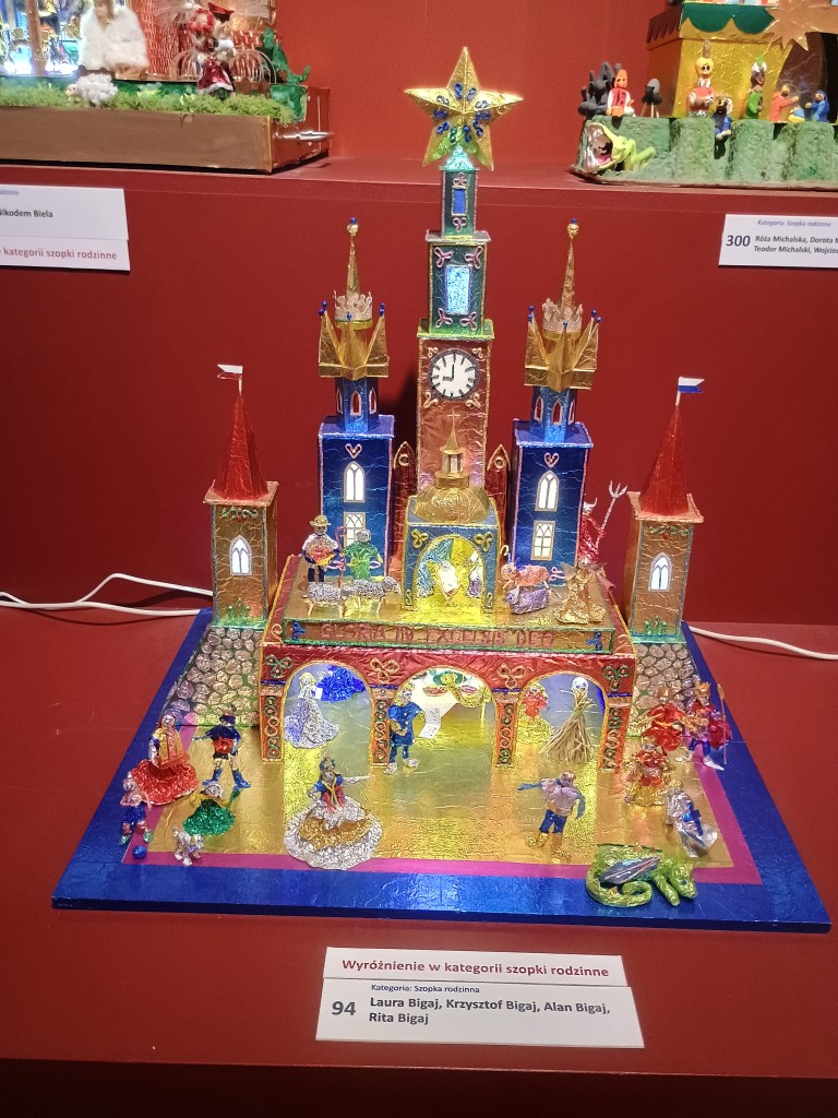 Od połowy grudnia klasa 3c, po zapoznaniu się z tradycją tworzenia szopek w naszym regionie oraz obejrzeniu wielu zdjęć w Internecie, przystąpiła do tworzenia własnych prac. 