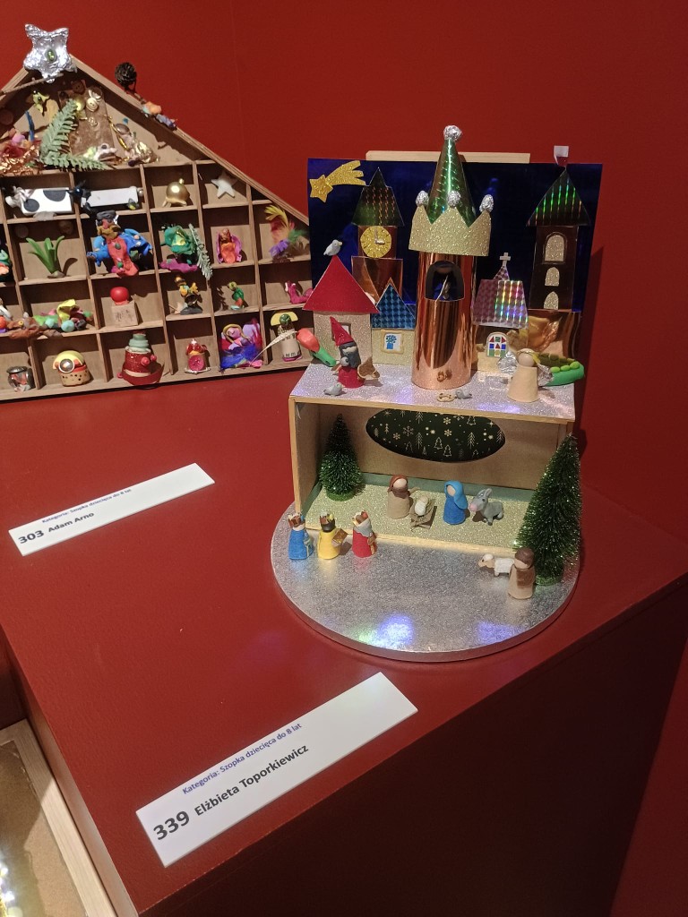 Od połowy grudnia klasa 3c, po zapoznaniu się z tradycją tworzenia szopek w naszym regionie oraz obejrzeniu wielu zdjęć w Internecie, przystąpiła do tworzenia własnych prac. 