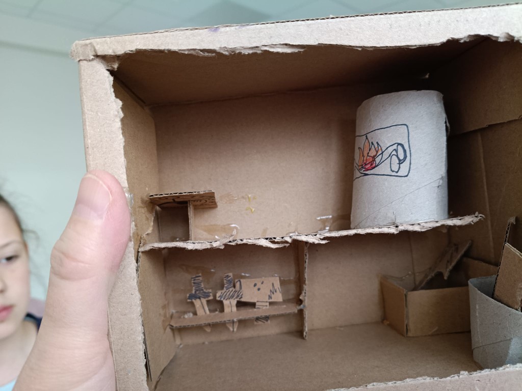 Od połowy grudnia klasa 3c, po zapoznaniu się z tradycją tworzenia szopek w naszym regionie oraz obejrzeniu wielu zdjęć w Internecie, przystąpiła do tworzenia własnych prac. 