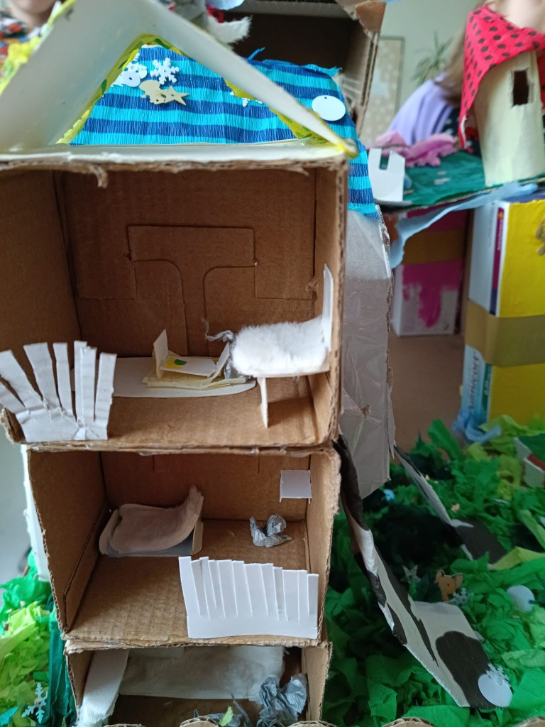 Od połowy grudnia klasa 3c, po zapoznaniu się z tradycją tworzenia szopek w naszym regionie oraz obejrzeniu wielu zdjęć w Internecie, przystąpiła do tworzenia własnych prac. 