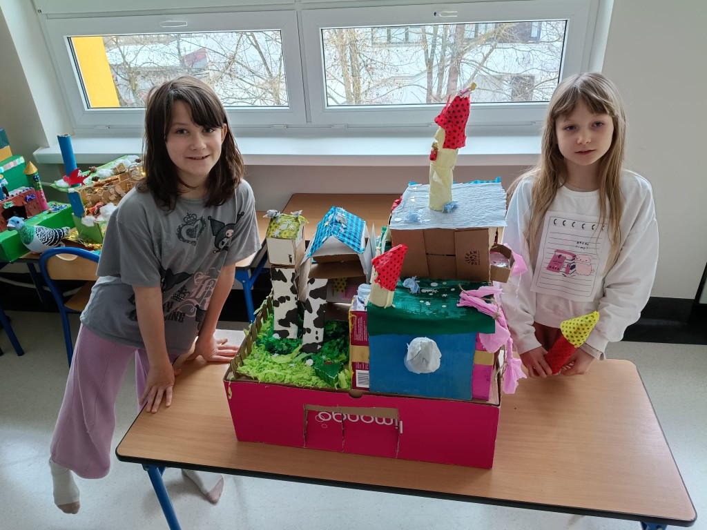 Od połowy grudnia klasa 3c, po zapoznaniu się z tradycją tworzenia szopek w naszym regionie oraz obejrzeniu wielu zdjęć w Internecie, przystąpiła do tworzenia własnych prac. 