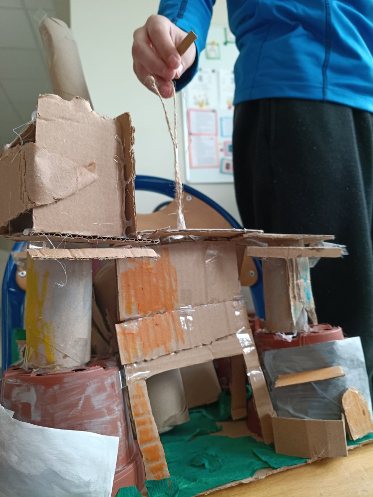 Od połowy grudnia klasa 3c, po zapoznaniu się z tradycją tworzenia szopek w naszym regionie oraz obejrzeniu wielu zdjęć w Internecie, przystąpiła do tworzenia własnych prac. 