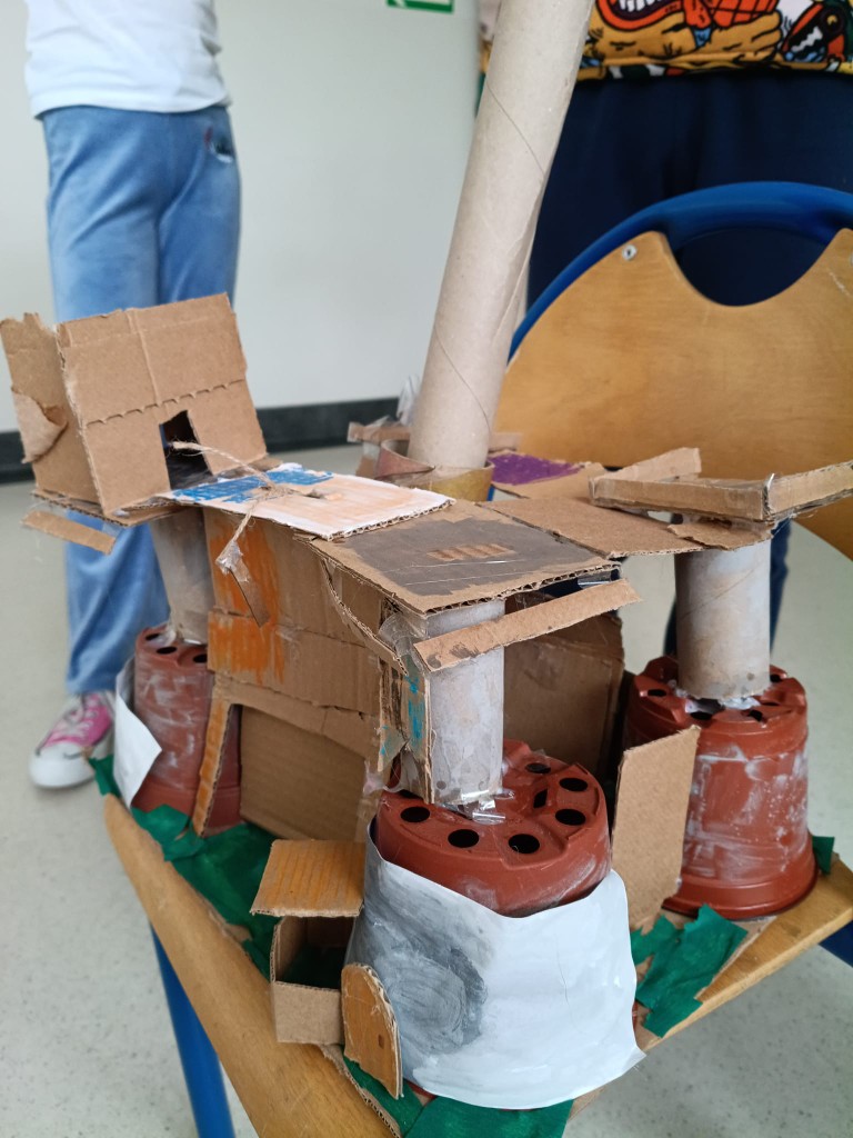 Od połowy grudnia klasa 3c, po zapoznaniu się z tradycją tworzenia szopek w naszym regionie oraz obejrzeniu wielu zdjęć w Internecie, przystąpiła do tworzenia własnych prac. 