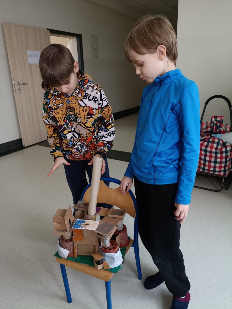 Od połowy grudnia klasa 3c, po zapoznaniu się z tradycją tworzenia szopek w naszym regionie oraz obejrzeniu wielu zdjęć w Internecie, przystąpiła do tworzenia własnych prac. 